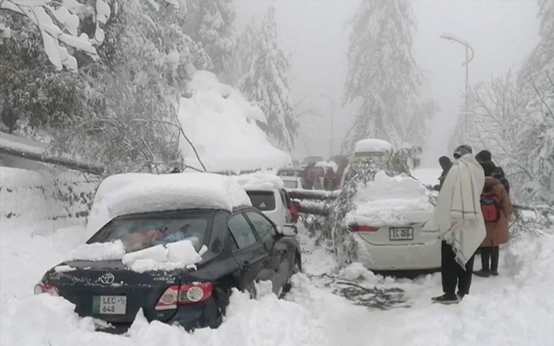 欧国联比赛比赛场地遭受暴雪袭击