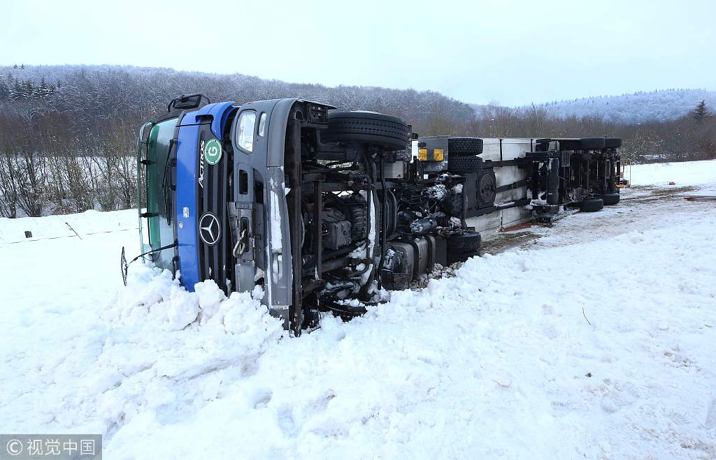 欧国联比赛比赛场地遭受暴雪袭击